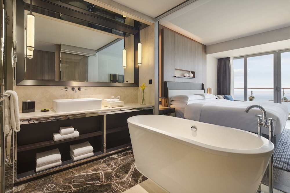 Classic Room, 1 King Bed, Balcony, Ocean View (Club Lounge Access)