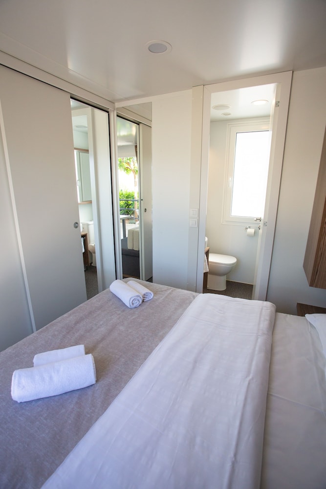 Basic Mobile Home, 2 Bedrooms, Garden View photo 3