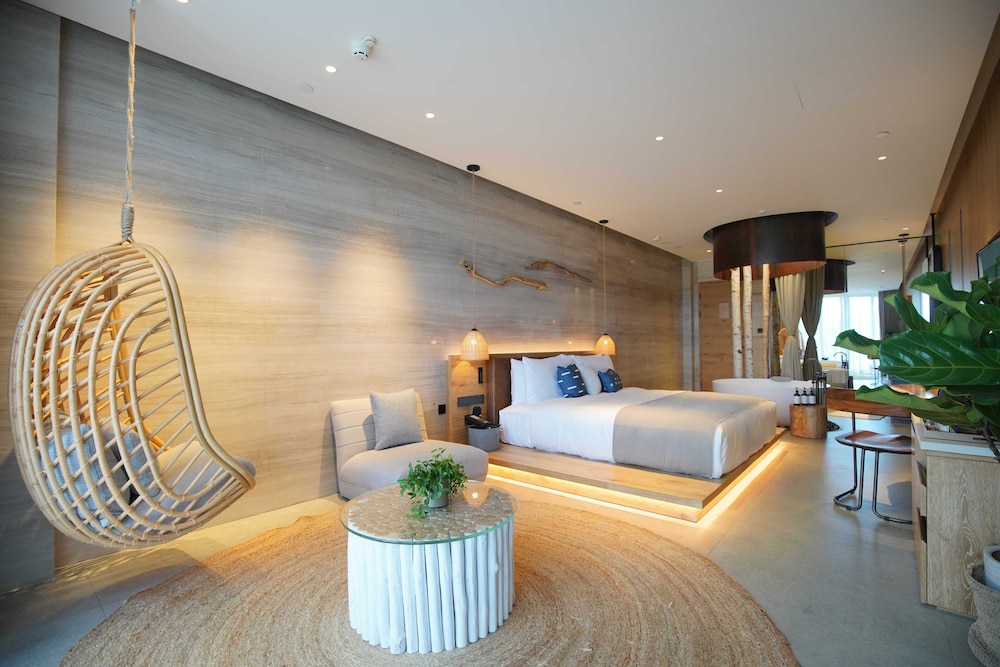 Deluxe Room, 1 King Bed, Garden View
