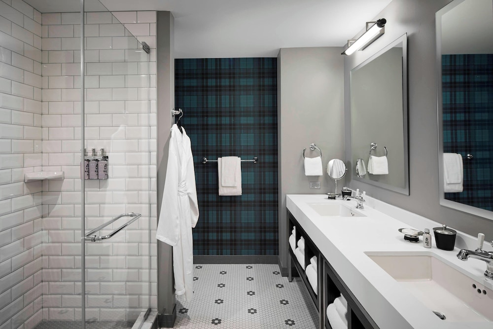 Room, 1 Queen Bed (Mobility Accessible, Roll-In Shower) thumbnail 5