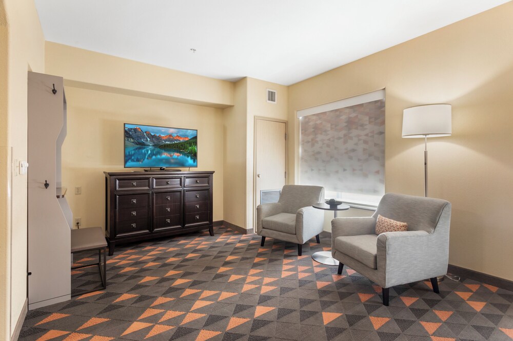 Suite, 1 King Bed, Jetted Tub (Additional Living Area) - Photo 5