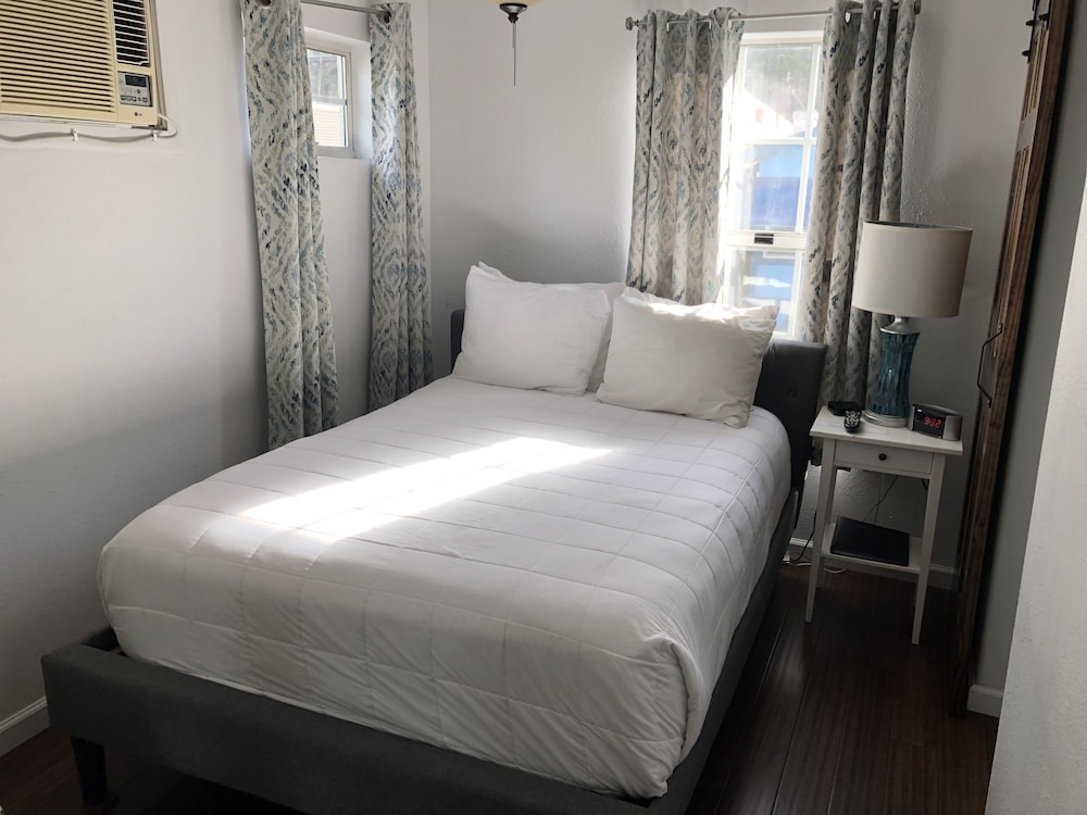 Room (The Dolphin)