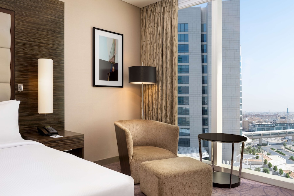 Executive Room, 1 King Bed - Photo 2