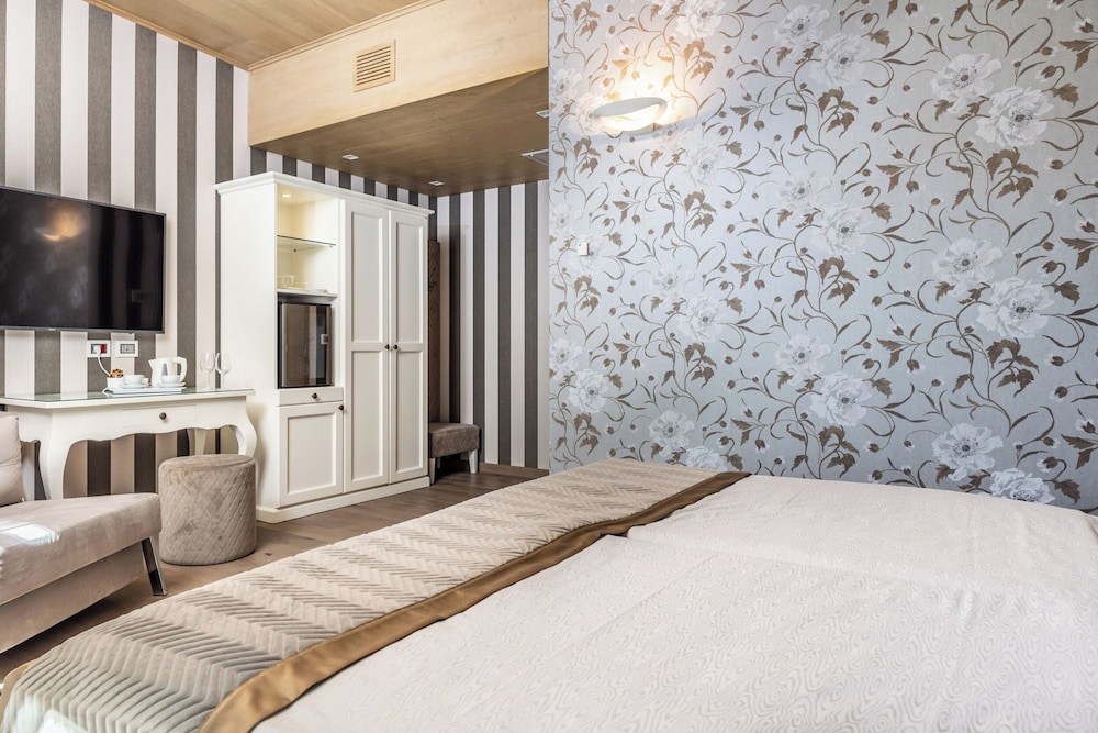 Double Room, Hot Tub - Photo 3