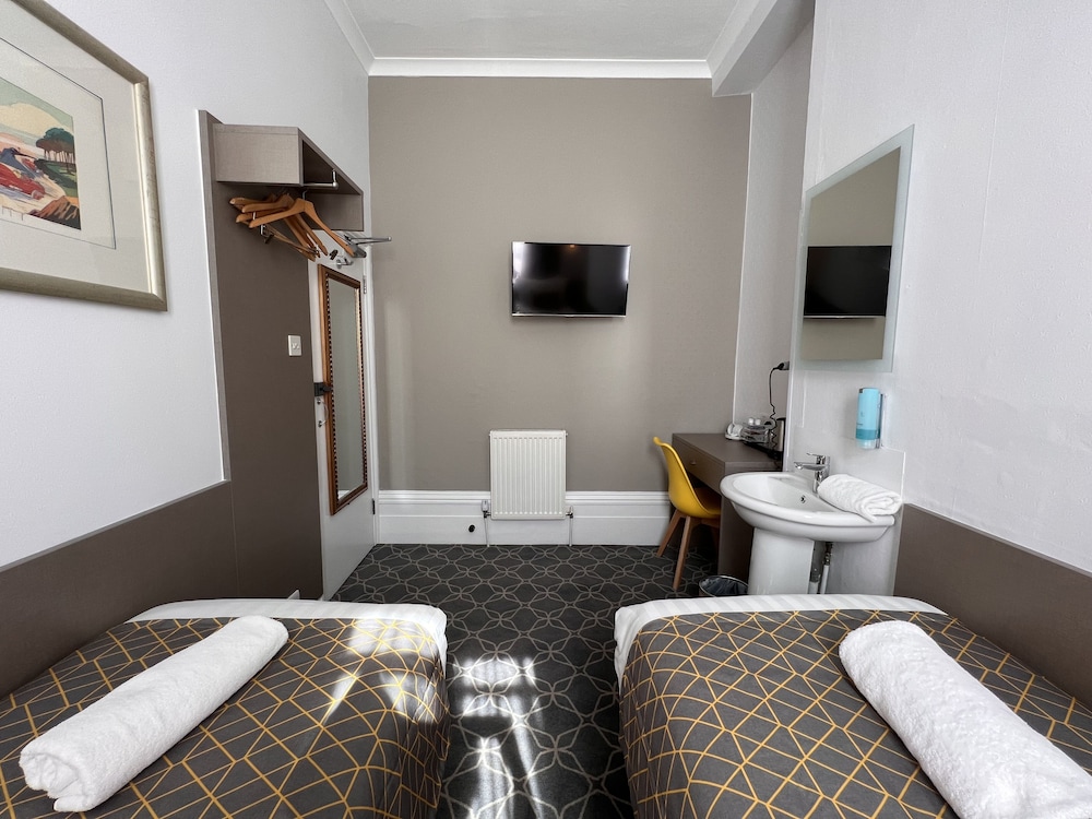 Basic Twin Room, Shared Bathroom photo 3
