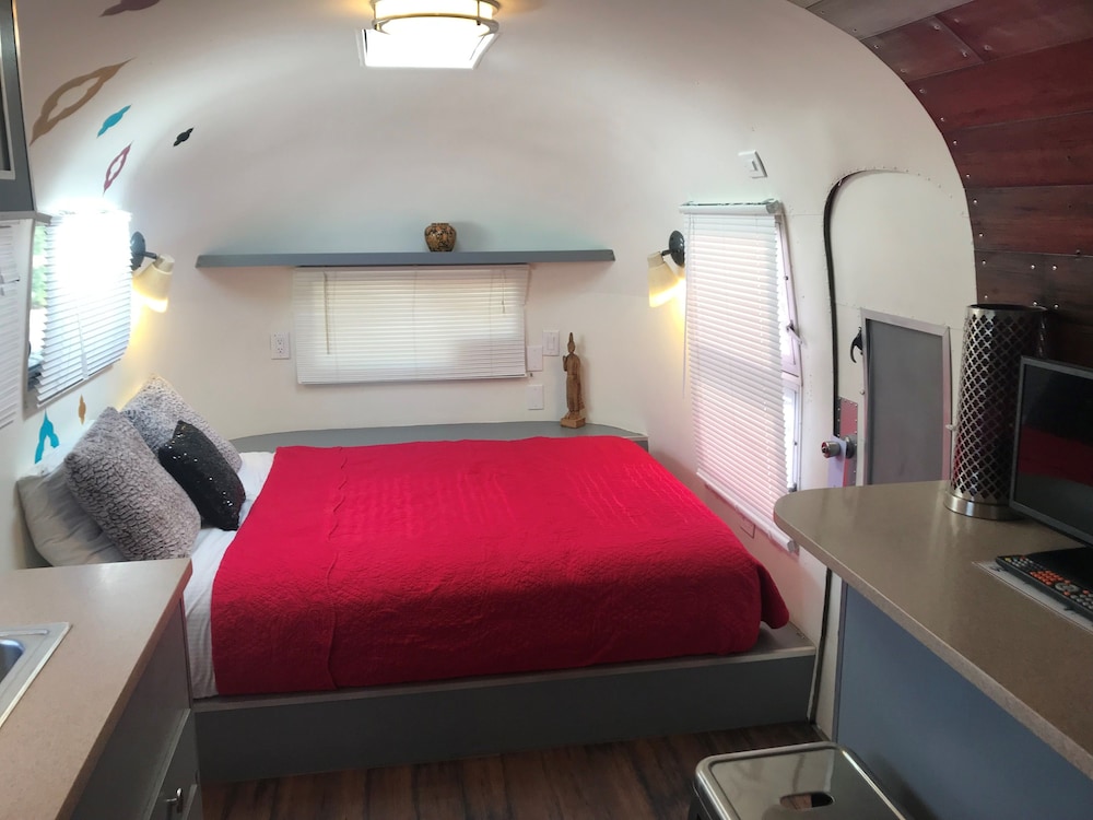 Vintage Airstream - Queen photo 2