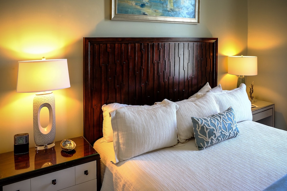 Suite, 1 Queen Bed (Street View) - Stair Access Only photo 1