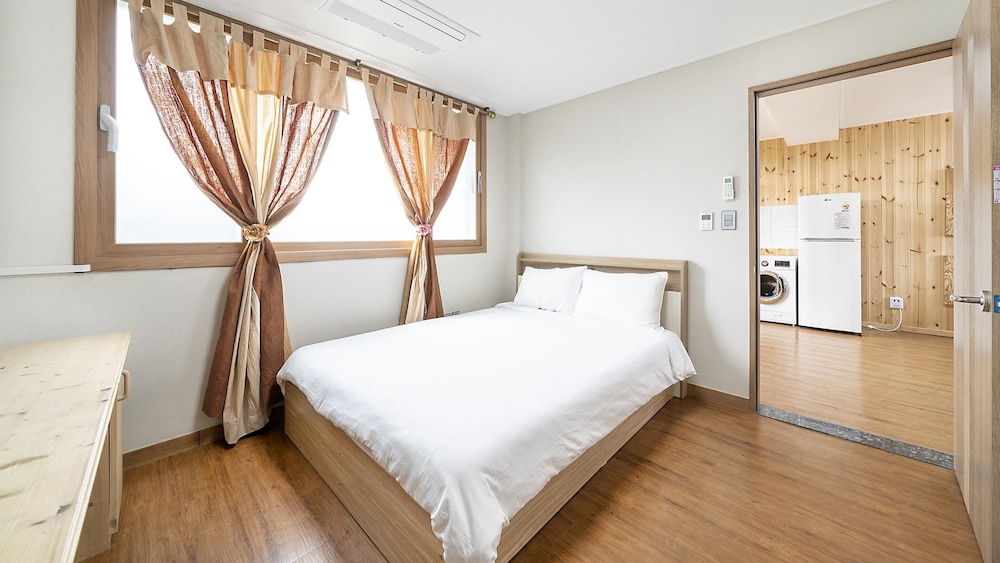 Basic Room, 1 Bedroom (Dokchaehyeong 1.5 room)