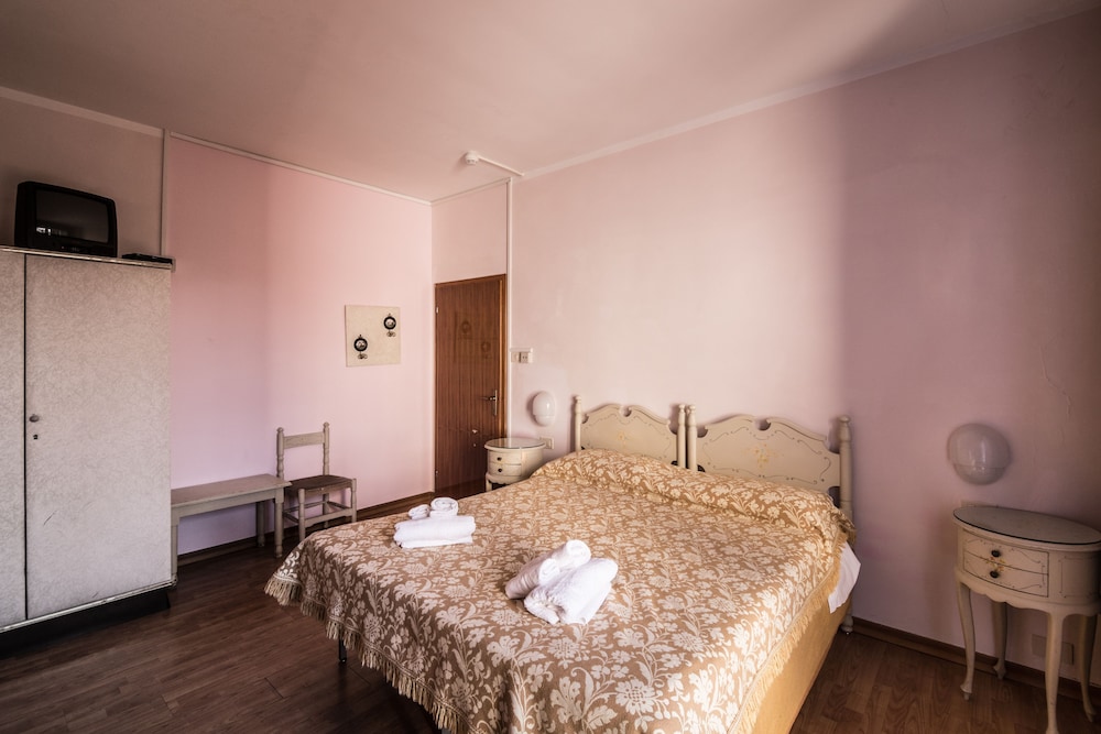 Economy Triple Room photo 2