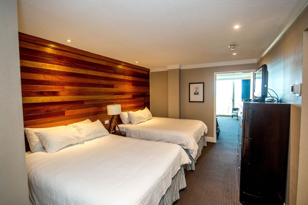 (IV) Oceanfront Suite