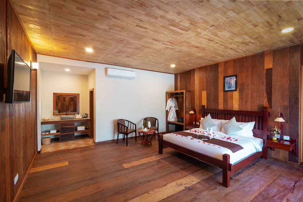 Deluxe Double Room, Balcony, Pool View