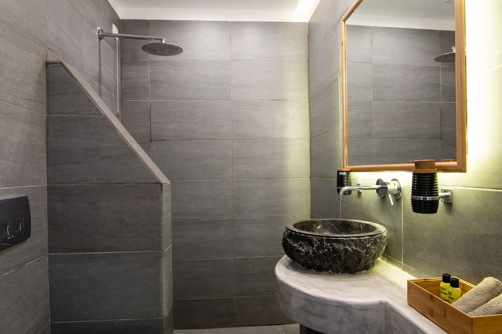 Deluxe Suite with plunge pool and sea view - Photo 21