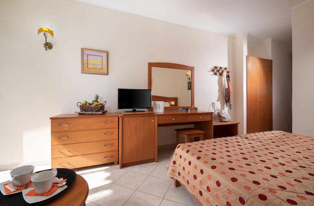 Family Room, 1 Bedroom, Pool View (Superior) photo 2