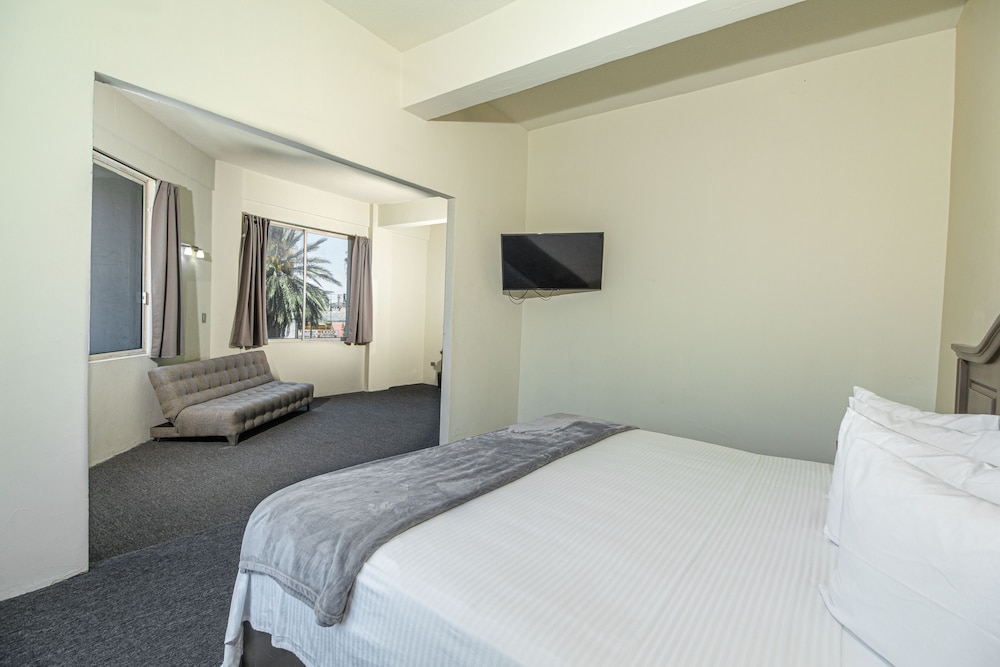 Junior Room, 1 King Bed, Private Bathroom - Photo 6