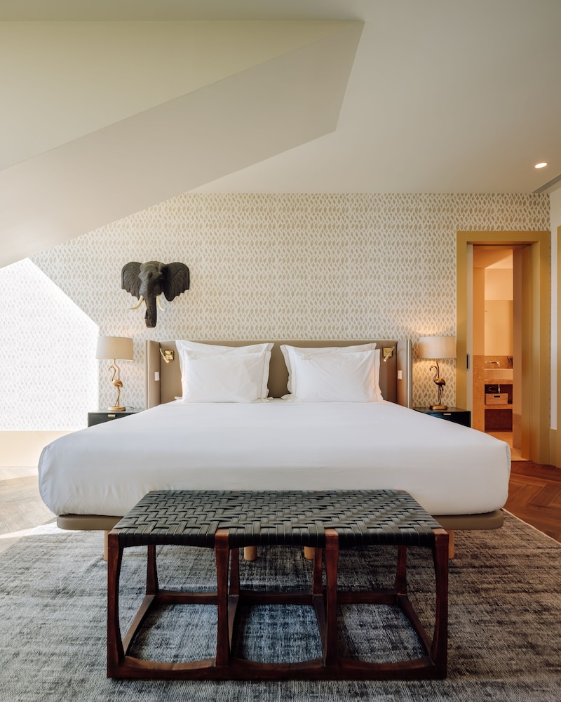 Signature Suite, 1 King Bed, Balcony