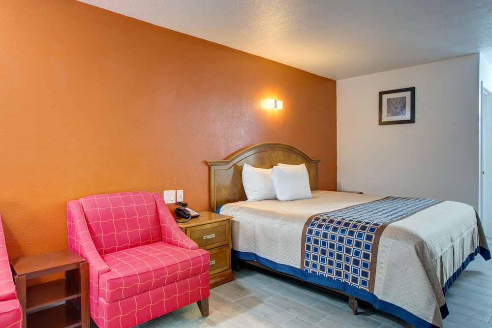 Standard Room, 2 Queen Beds, Non Smoking, Refrigerator & Microwave - Photo 2