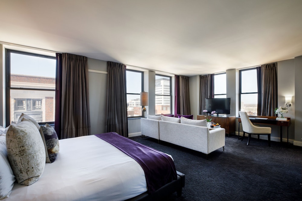 Executive Room, 1 King Bed, Corner (Mobility/Hearing Access, Roll-In Shwr)