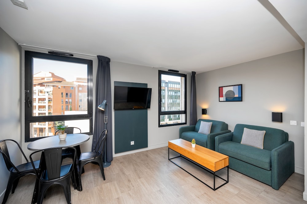 1 Bedroom Apartment with Balcony photo 2
