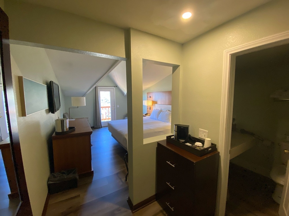 Standard Room, 2 Queen Beds - Photo 4