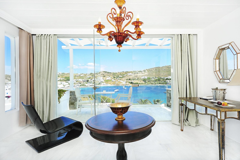 Deluxe Suite Sea View - Photo 9