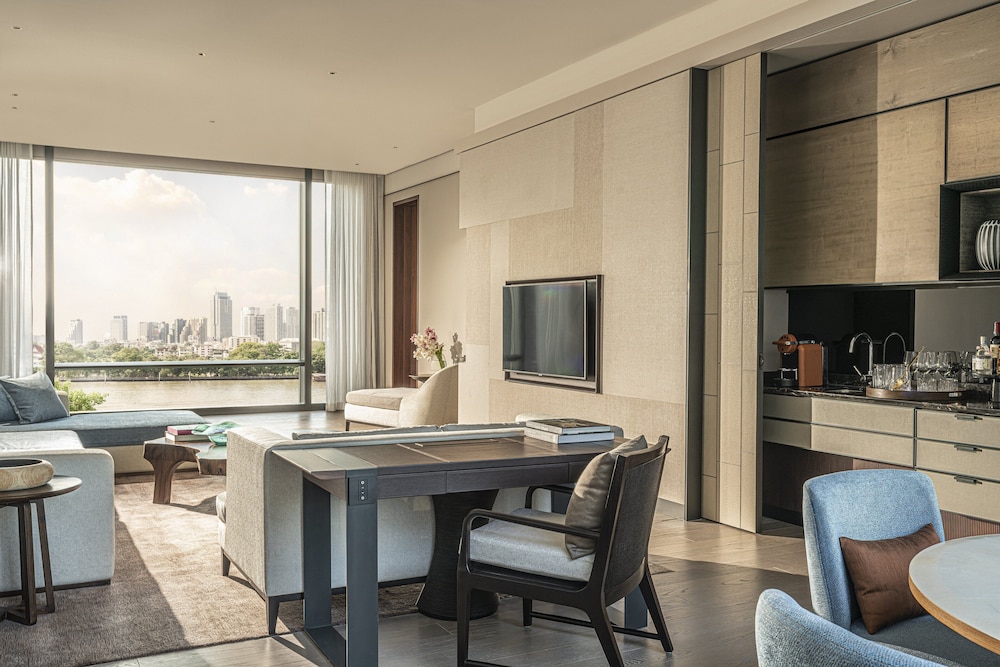 Four Seasons Executive Suite