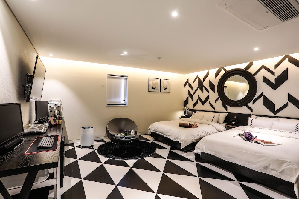 Luxury Premium Twin Room - Photo 5
