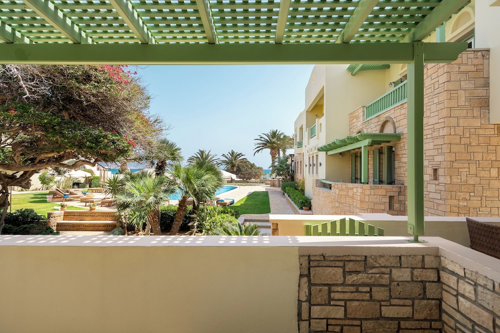 Deluxe Sea View Suite - Photo 12