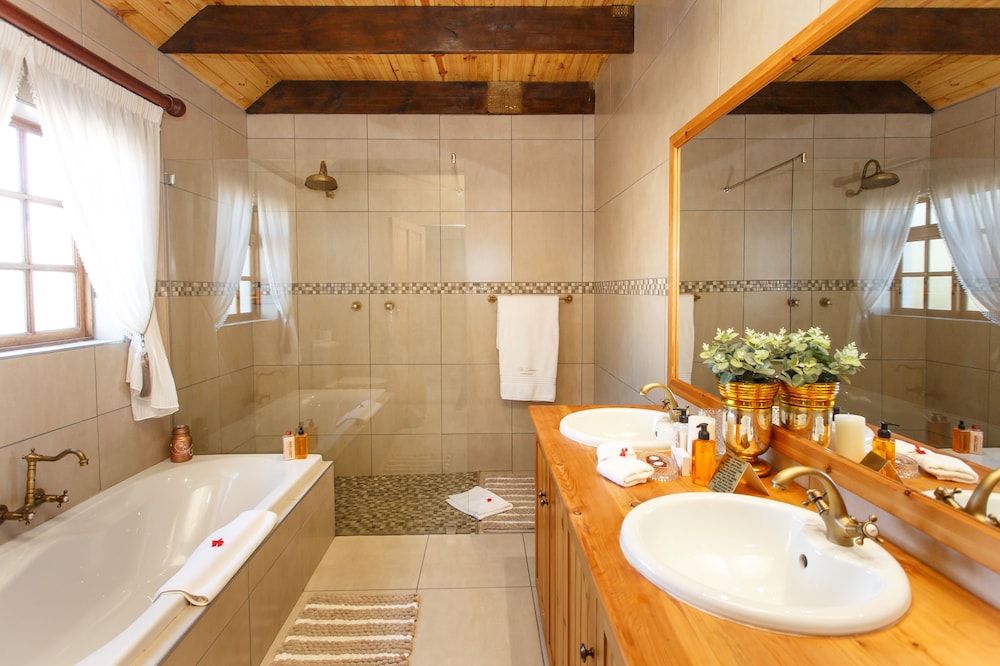 Deluxe Suite - Photo 7