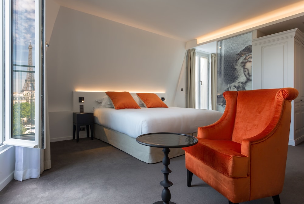 Junior Suite (Royale), Eiffel Tower front view photo 2