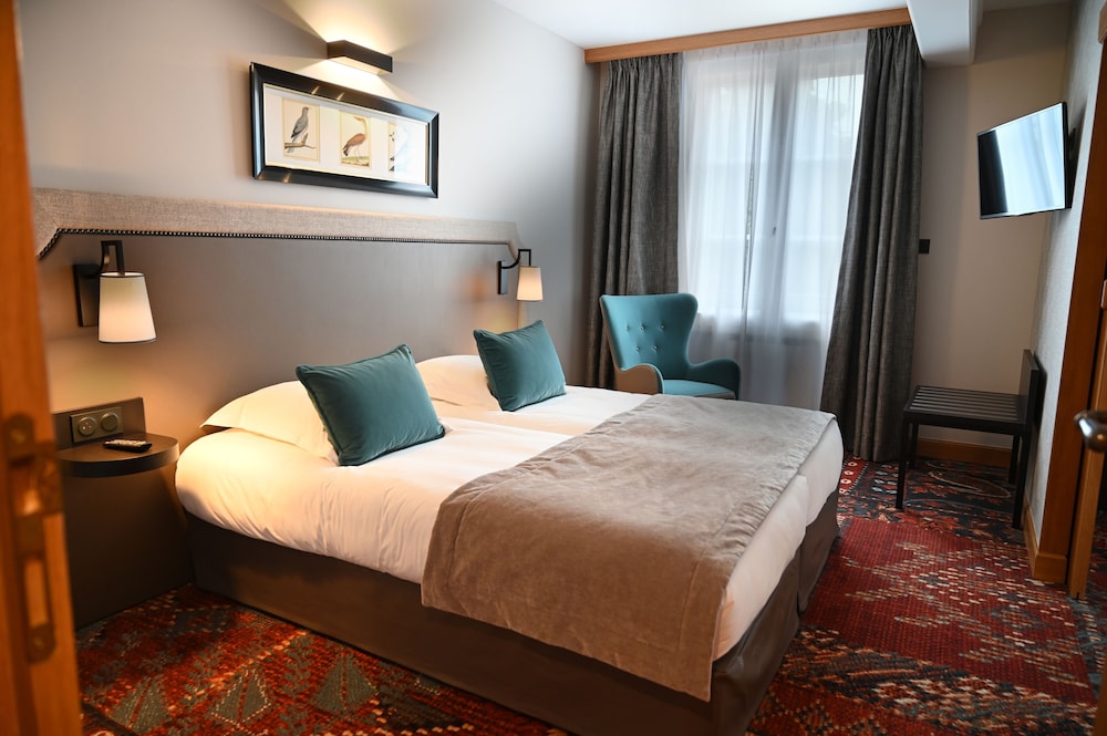Suite, 1 Queen Bed with Sofa bed, City View, photo 6