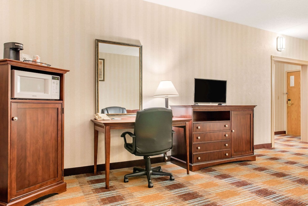 Standard Room, 2 Queen Beds, Non Smoking - Photo 2
