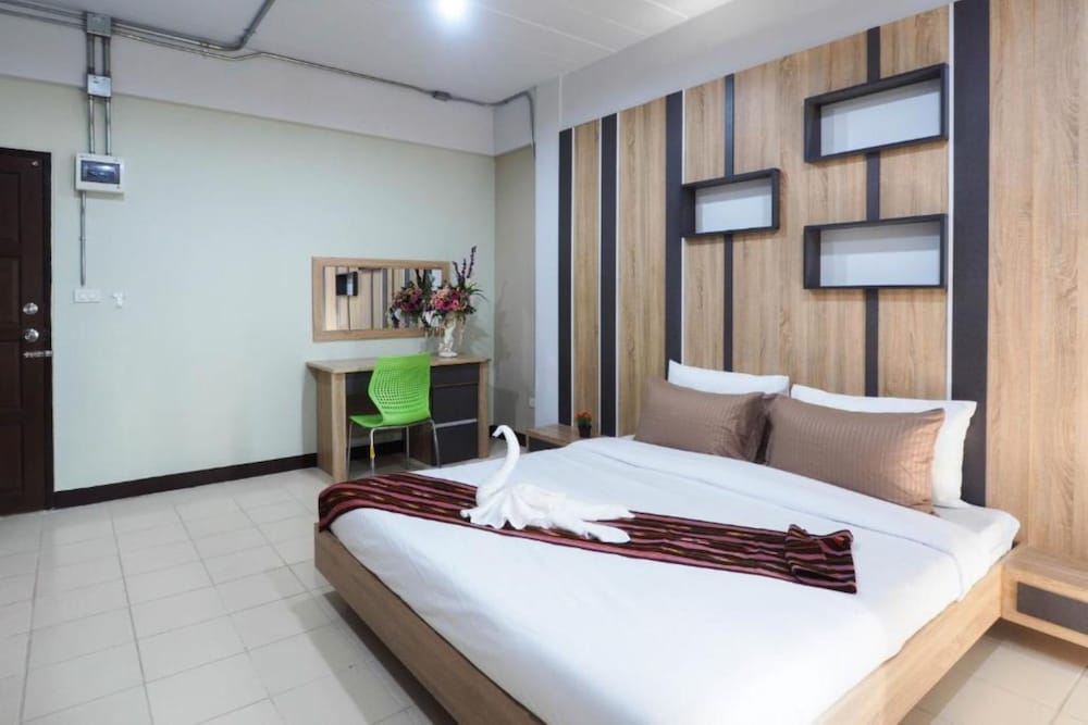 Deluxe Room, 1 King Bed - Photo 5