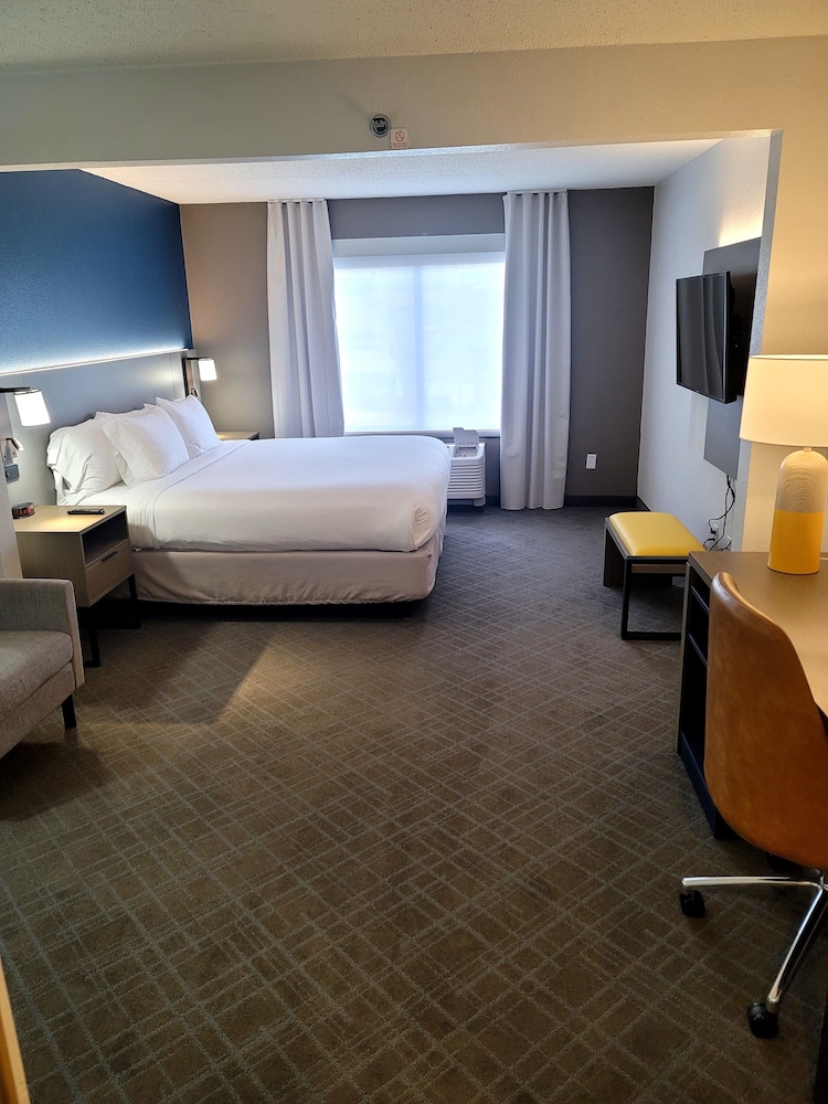 Standard Room, 1 King Bed, Non Smoking - Photo 1