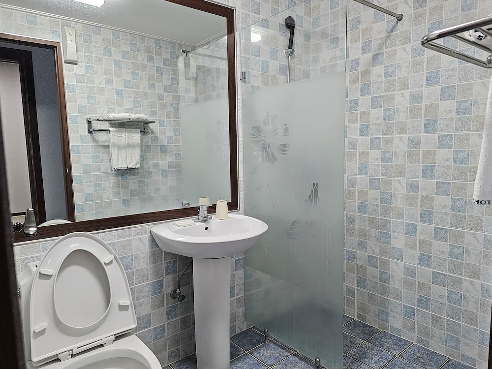 Ocean Terrace Deluxe Twin photo 2