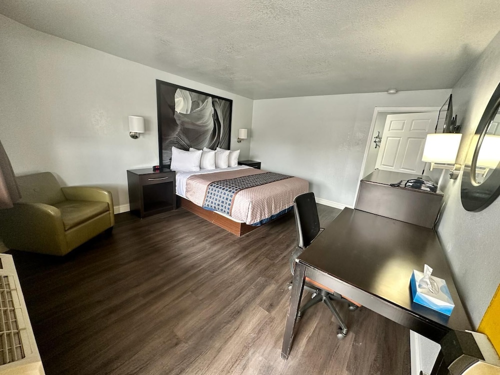 Standard Room, 1 King Bed, Non Smoking photo 1