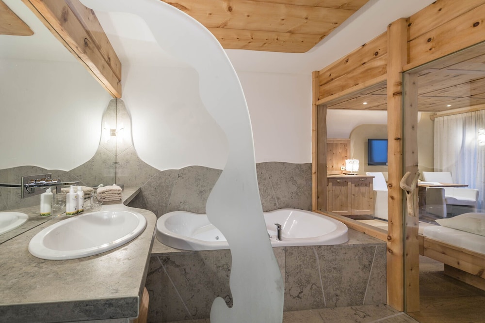 Deluxe Double Room, Balcony - Photo 4