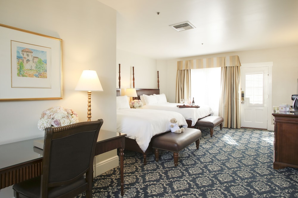 Junior Suite, 2 Queen Beds - Photo 3