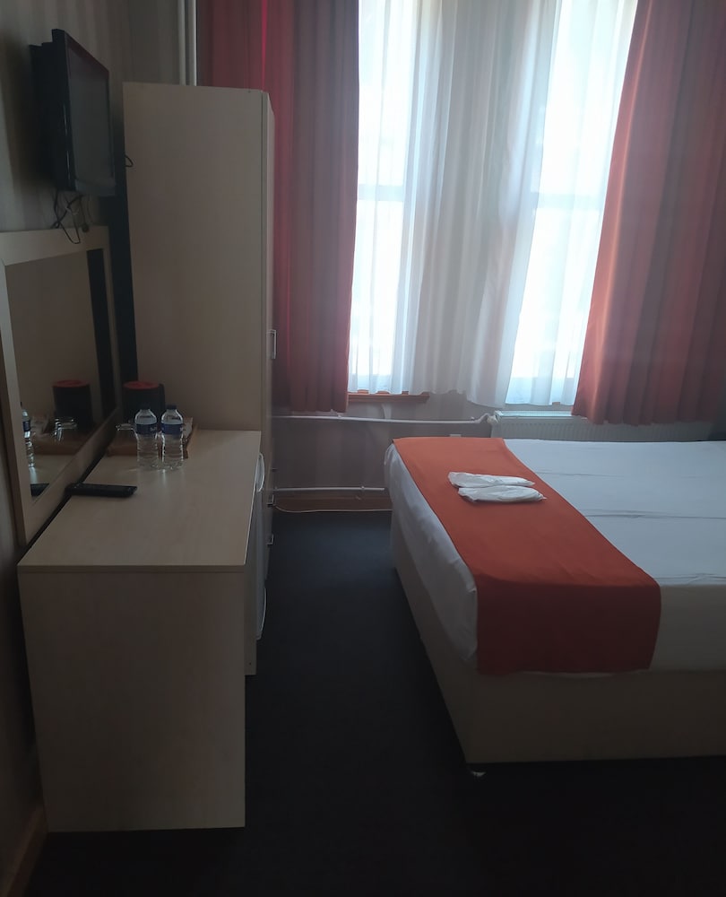 City Quadruple Room photo 3
