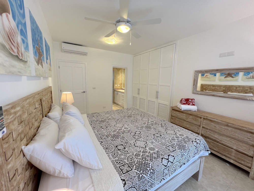 Deluxe Condo, 2 Bedrooms, Pool View, Poolside photo 2