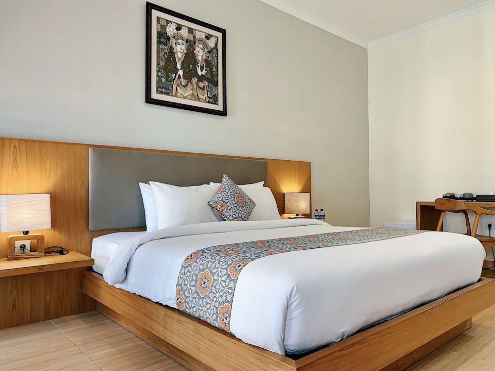 Deluxe Room, 1 King Bed, Pool View