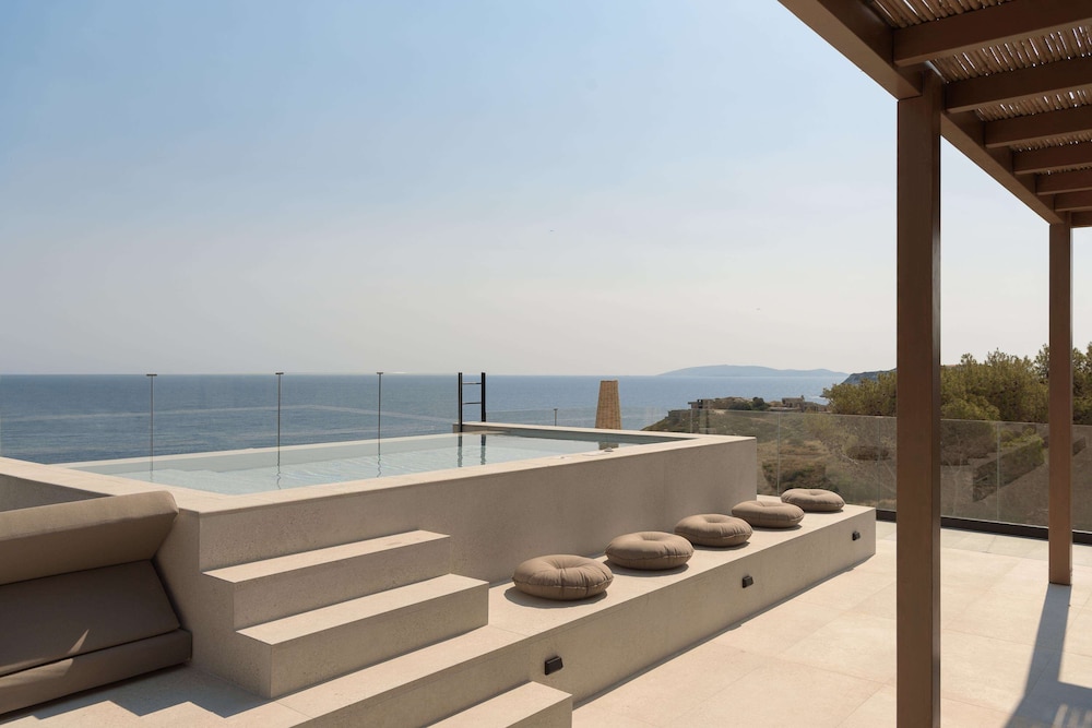 Hilltop Executive Suite with Jacuzzi and Private Pool, Panoramic Sea View - Adults Only - Photo 4