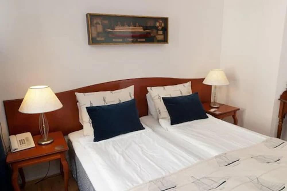 Standard Room, 1 King Bed, Non Smoking - Photo 8