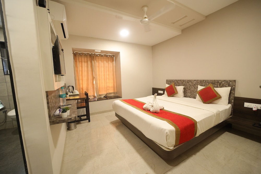 Deluxe Room - Photo 5
