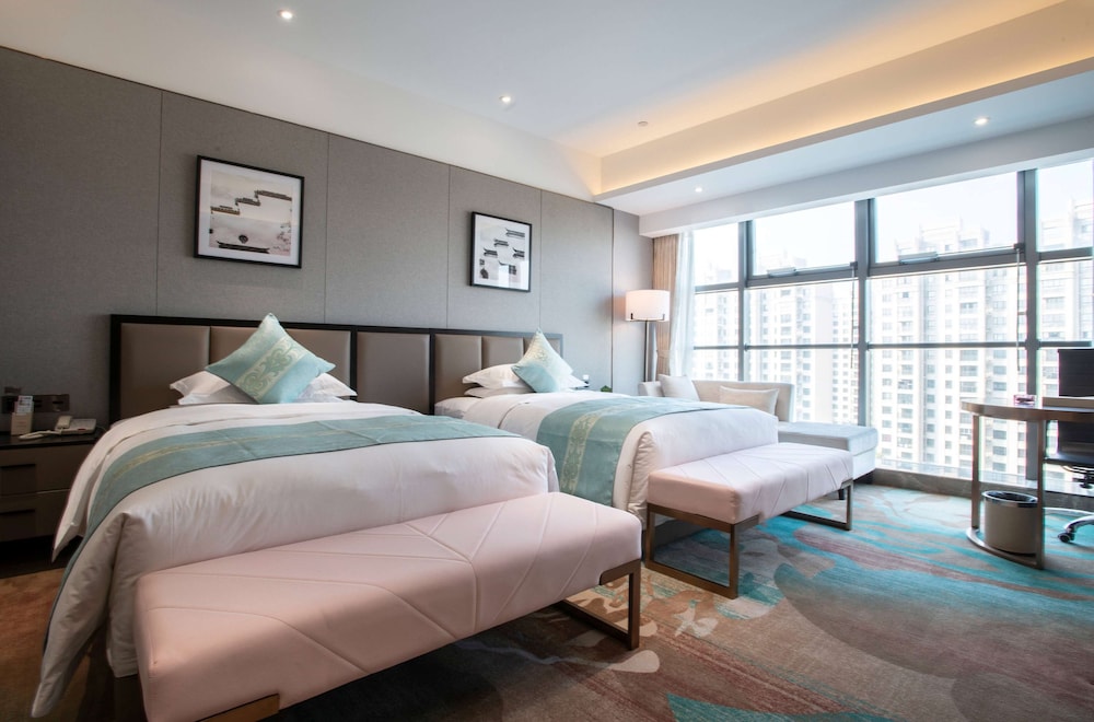 Deluxe Room, Multiple Beds (Family) photo 2