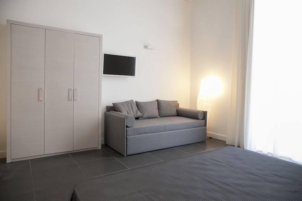 Superior Triple Room, City View photo 2