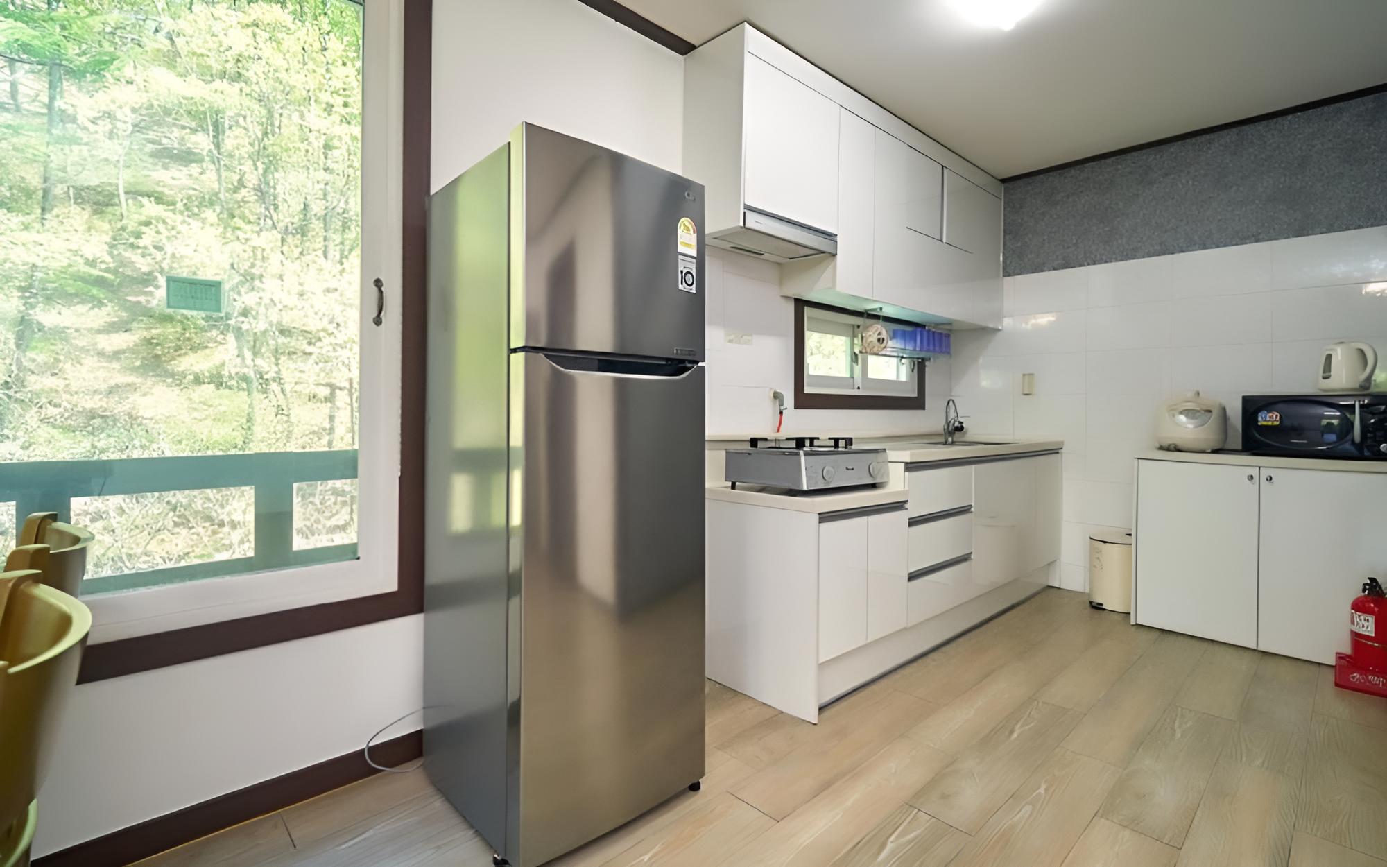 Room (Grand Room (Unshared House Duplex)) - Photo 10