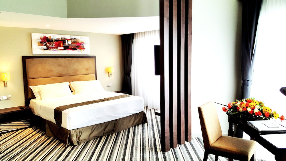 Executive Suite - Photo 5