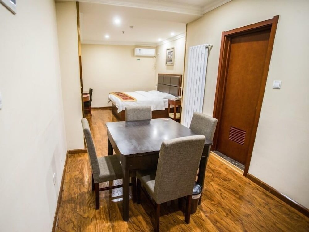 Business Queen Room