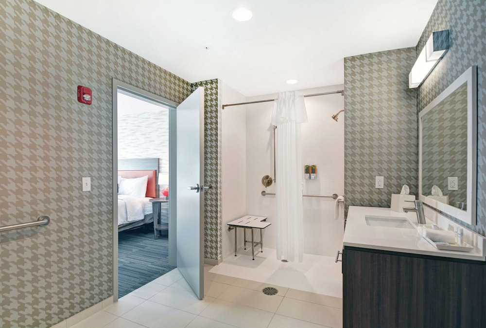 Suite, 1 King Bed, Accessible (Roll-In Shower) - Photo 4