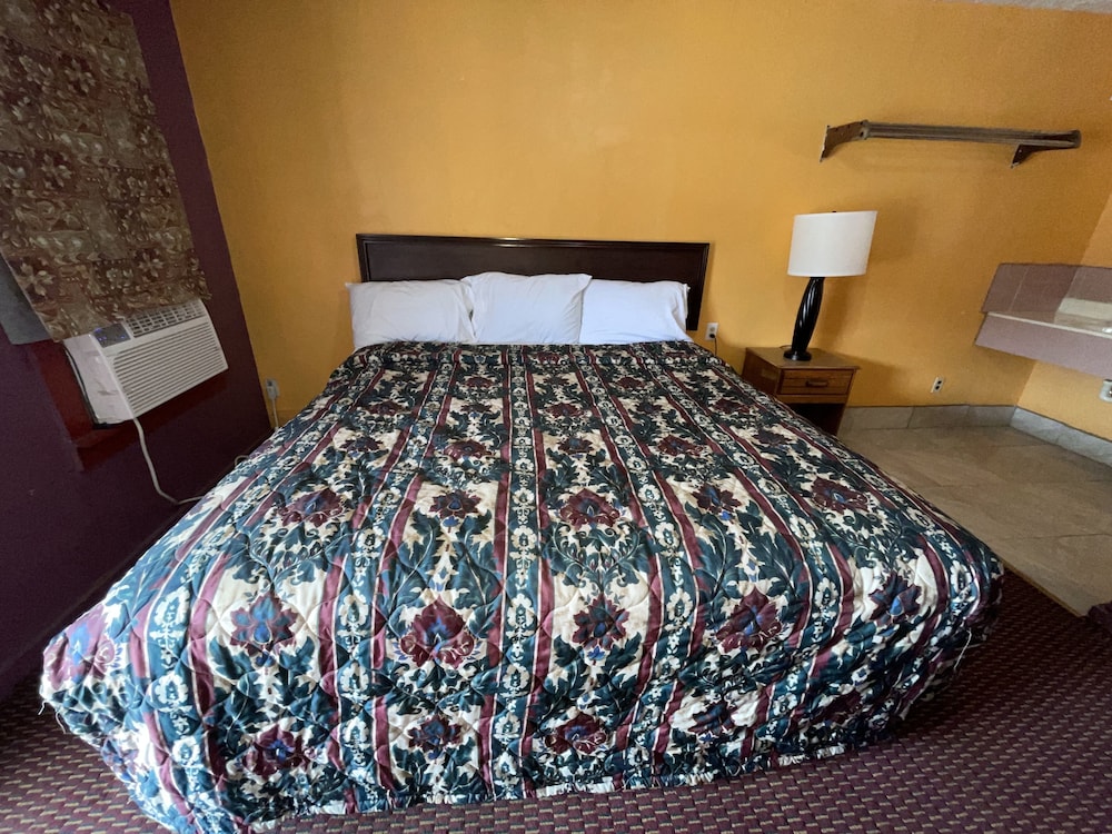 Basic Room, 1 King Bed photo 3